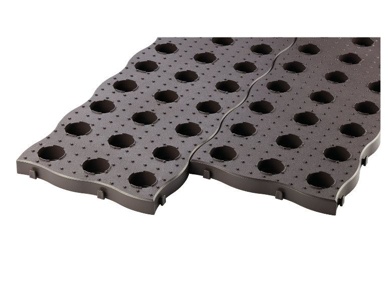 Plastieken plantenbakken voor de tuin.