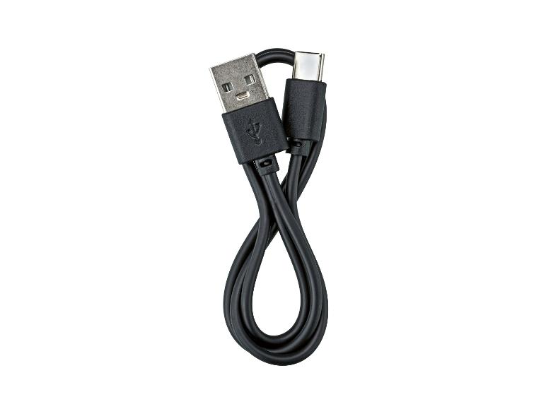 Zwarte USB-A naar USB-C oplaadkabel opgerold in een achtvorm op een witte achtergrond.