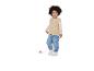 Peuter in beige fleece vest, gestreepte top en jeans, trekt een roze speelgoedauto.
