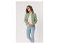 Vrouw in groen sweatshirt met rits, wit T-shirt en lichte jeans.