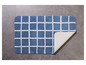 Een blauw badmat met een wit geruit patroon