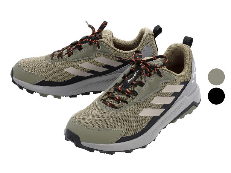 Paar olijfgroene en zwarte wandelschoenen met oranje veters, getoond met kleurstalen.