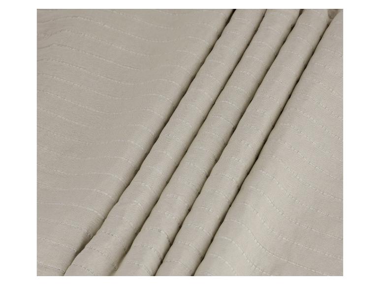 Beige stof met fijne strepen, gevouwen in meerdere lagen.