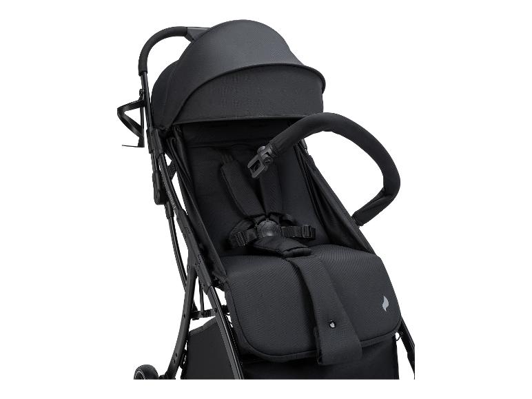 Zwarte kinderwagen met zonnekap en veiligheidsgordels