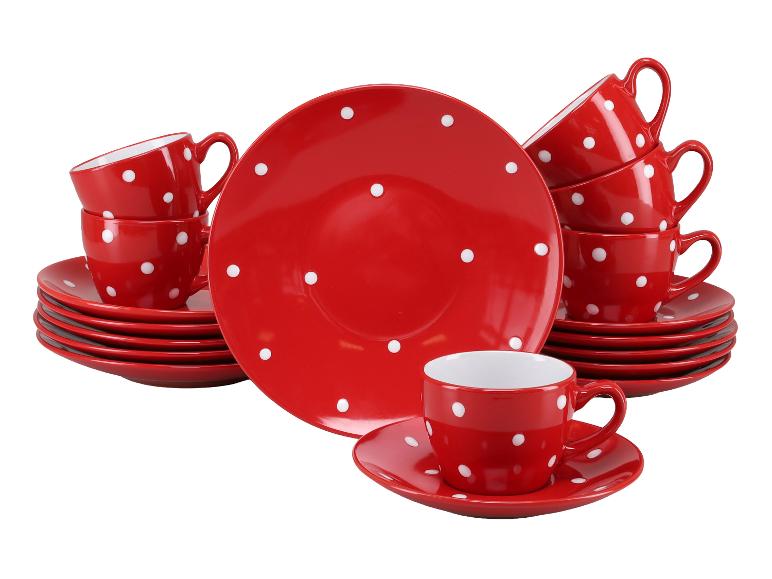 Rood servies met witte stippen, inclusief borden, kopjes en schoteltjes.