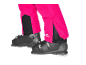 Roze skibroek met zwarte skischoenen