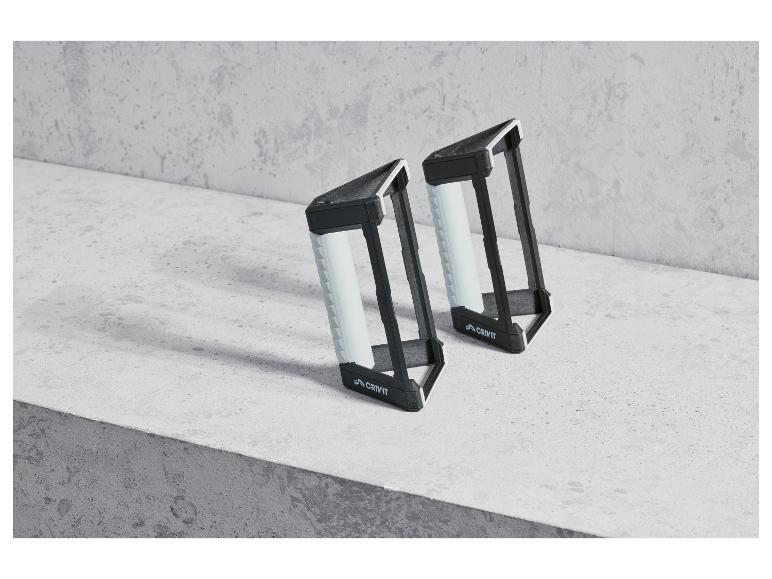 Twee zwarte push-up bars van Crivit op een betonnen oppervlak.