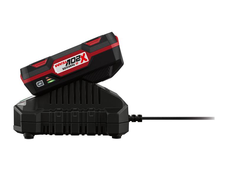 Parkside X 20V Team accu wordt opgeladen op een zwarte lader.