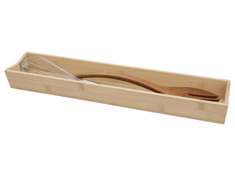 Bamboe bakje met een garde en een houten spatel.