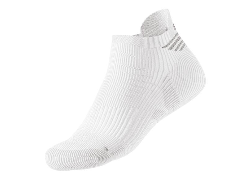 Korte witte sokken, sportieve stijl, geribbelde textuur.