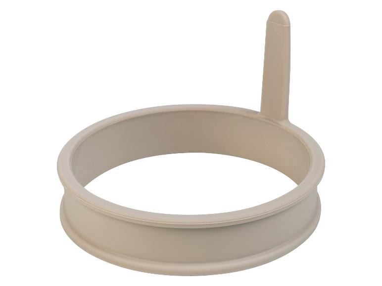 Een beige siliconen ringvorm voor het bakken van gebakken eieren.