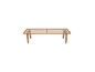 Houten bedframe op een witte achtergrond