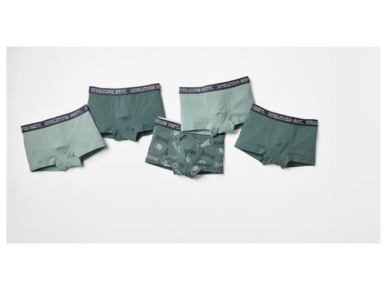 Vijf groene boxershorts, vier met 'ATHLETICS DEPT.' op de tailleband en één met een sportthema.