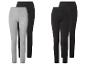 Twee paar leggings: één grijs en één zwart, plus twee paar zwarte leggings.
