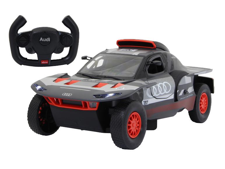 Een grijze Audi e-tron rallyauto met rode details en een bijbehorende afstandsbediening.