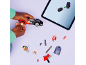 Kind bouwt speelgoedauto met digitale instructies op tablet, omringd door speelgoedonderdelen.