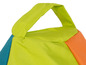 Een groene, oranje en blauwe beanbag met een handvat.