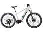 Witte elektrische mountainbike met groene en grijze accenten, zijaanzicht.