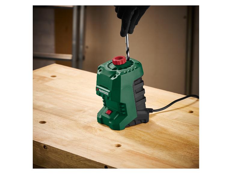 Parkside boorpuntenslijper op een houten tafel.