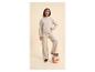 Meisje in beige hoodie en broek, met voet op een oranje-witte bal.