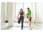Twee mensen rekken zich uit op yogamatten in sportkleding.