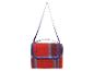 Rood geruite picknickdeken met blauwe strepen en schouderband.