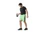 Man sportend met kettlebell, draagt shirt en short.