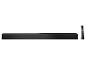 Zwarte soundbar met afstandsbediening op een witte achtergrond.