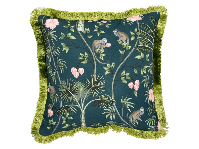 Een vierkant kussen met een donkergroene jungleprint met apen, roze bloemen en groene franjes.