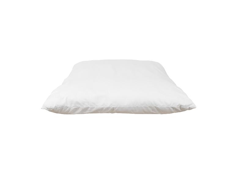 Eenvoudig wit kussen, horizontaal geplaatst op een witte achtergrond.