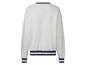 Grijze sweater met blauwe boorden.