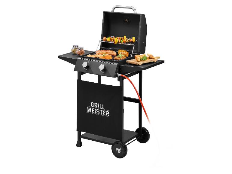 Zwarte Grill Meister gasbarbecue met gegrilde spiesjes, worstjes, zalm en brood.