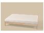 Licht houten bedframe met een wit matras op een beige achtergrond.