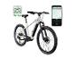 Witte elektrische fiets met rit-app weergegeven op een smartphone.