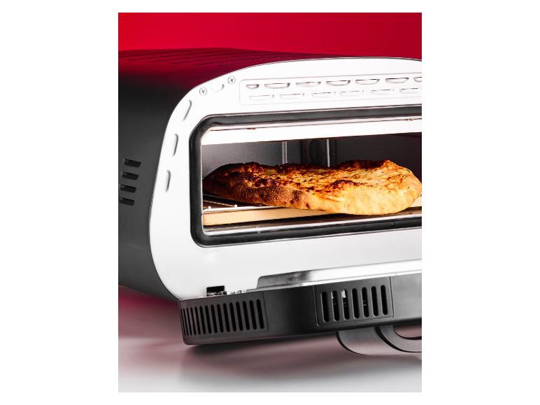 Pizzaoven met een versgebakken pizza erin.
