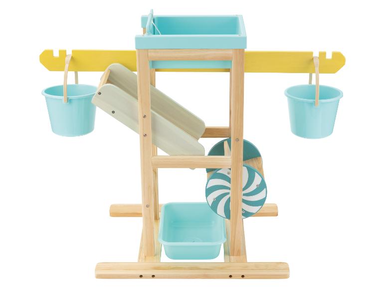 Houten waterspeeltafel met blauwe emmers, glijbanen en waterraderen.