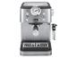 DeLonghi roestvrijstalen espressomachine met drukmeter en melkopschuimer.