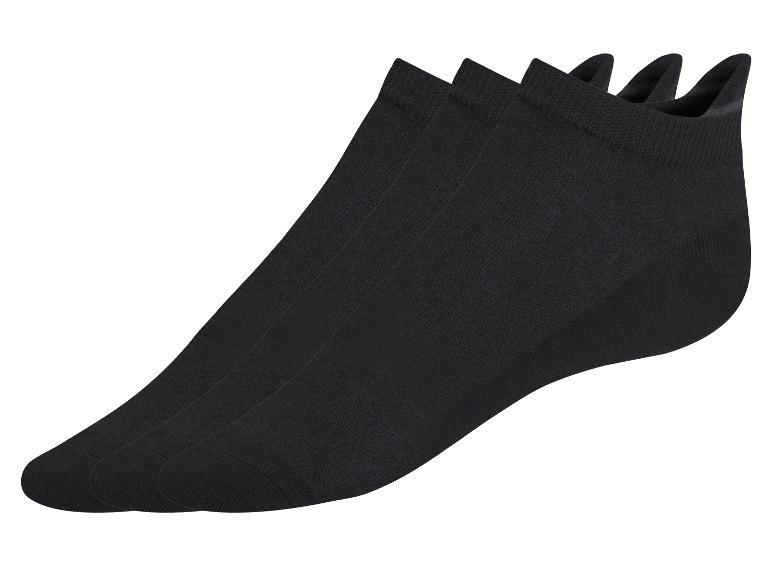 Drie paar zwarte, korte sokken.