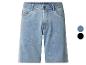 Lichtblauwe denim shorts met zak- en knoopdetails, met blauwe en zwarte kleurstalen.
