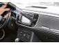 Handstofzuiger voor de auto reinigt het dashboard en de ventilatieopeningen.