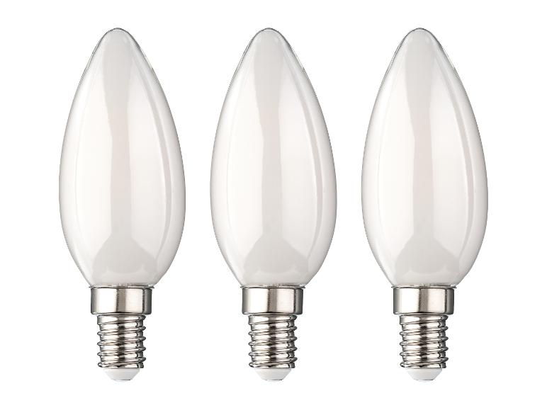 Drie matte, kaarsvormige LED-lampen met E14-fitting.