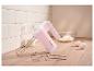 Roze SilverCrest handmixer met gardes en deeghaken, eieren en bloem op een aanrecht.