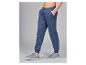Donkerblauwe joggingbroek voor heren met trekkoord en grijze sneakers.
