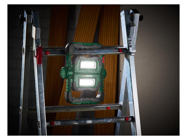 PARKSIDE werklamp op een ladder, verlicht een donkere achtergrond.