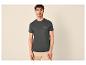Man in donkergroen T-shirt met tekst 'LIFE BEGINS at the end of COMFORT ZONE' en beige shorts.