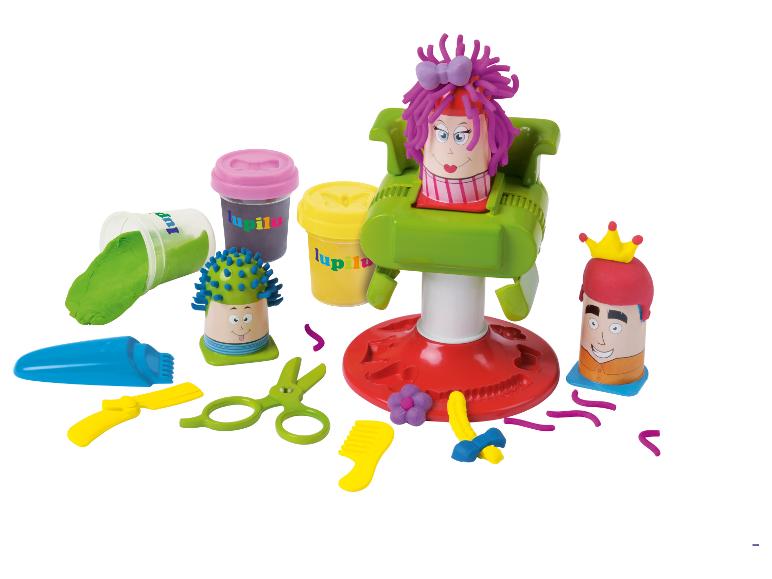 Een kappersspeelset met boetseerklei, inclusief figuren, kleipotjes en gereedschap.