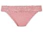 Een roze onderbroek met kant.