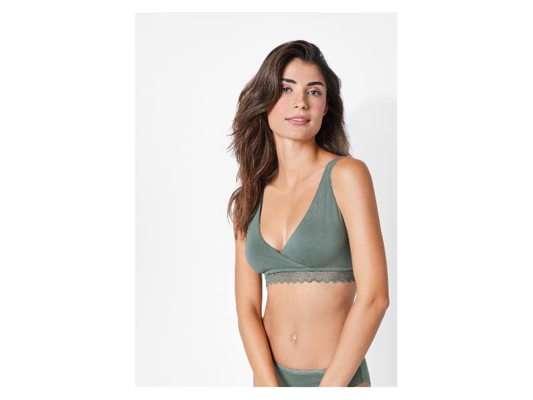 Een vrouw draagt ​​een groene bh en onderbroek.