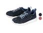 Blauwe sportschoenen met witte en blauwe veters, met donkerblauwe en roze kleurstalen.