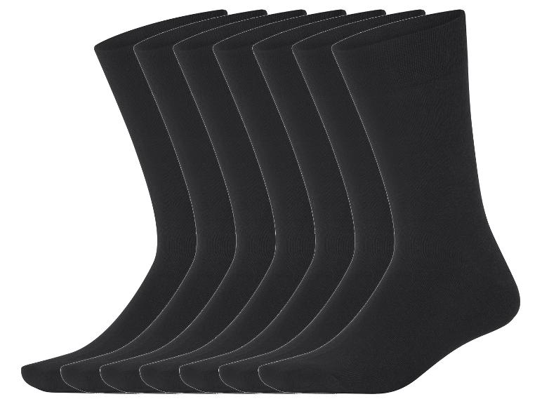 Zes paar zwarte sokken, achter elkaar gestapeld.